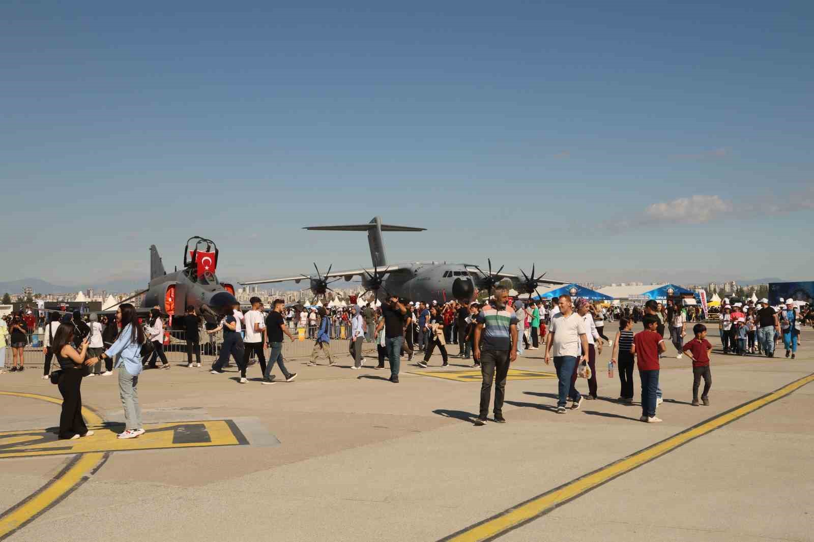 TEKNOFEST Adana, Bayraktar TB2 ve paramotor gösteri uçuşlarıyla başladı
