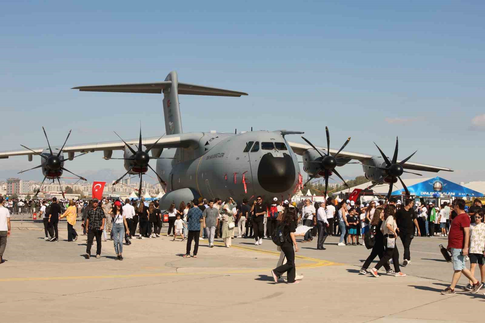 TEKNOFEST Adana, Bayraktar TB2 ve paramotor gösteri uçuşlarıyla başladı
