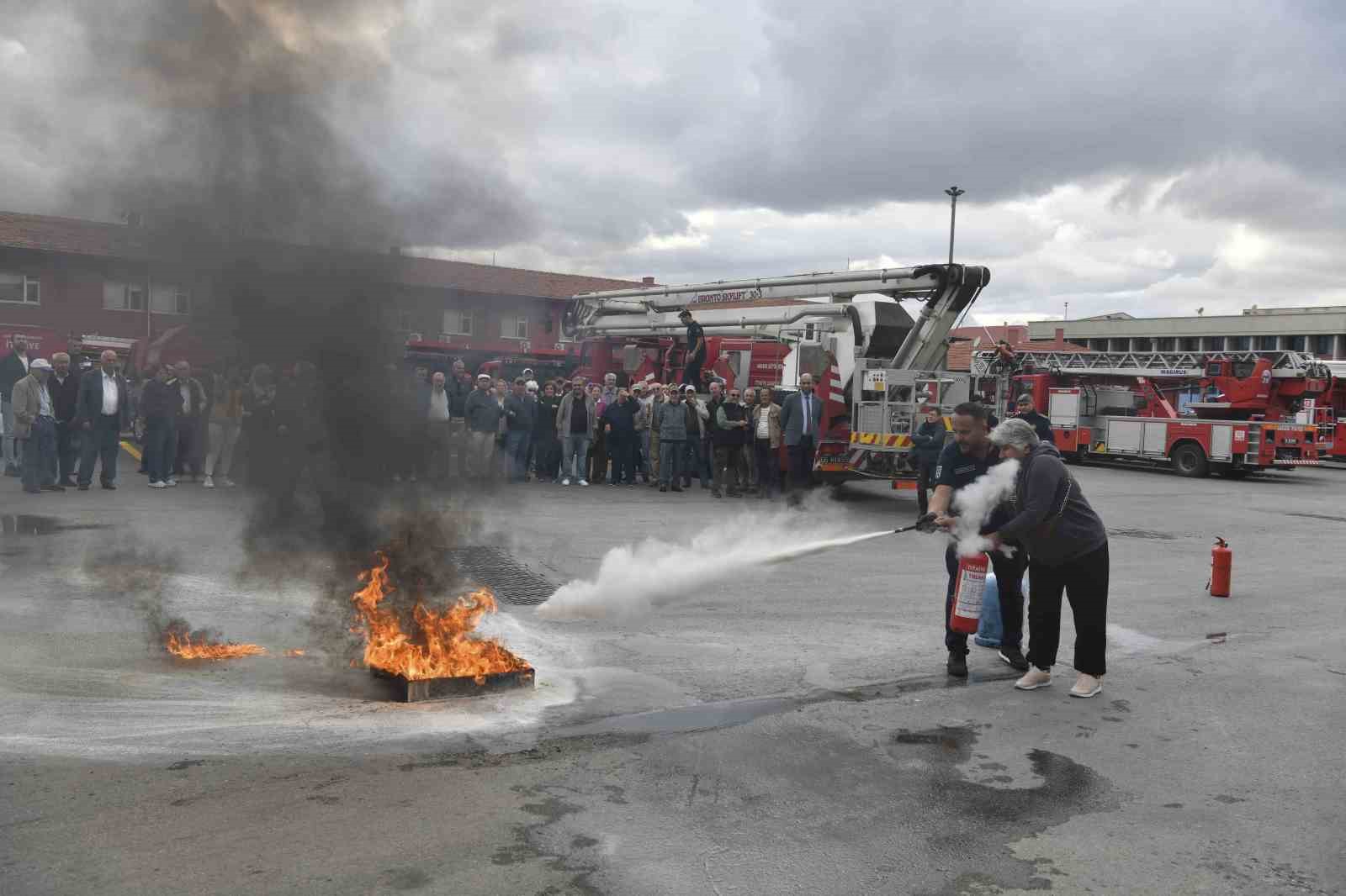 Ankara İtfaiyesi’nden ABB’nin Emekli Lokali üyelerine eğitim ve tatbikat
