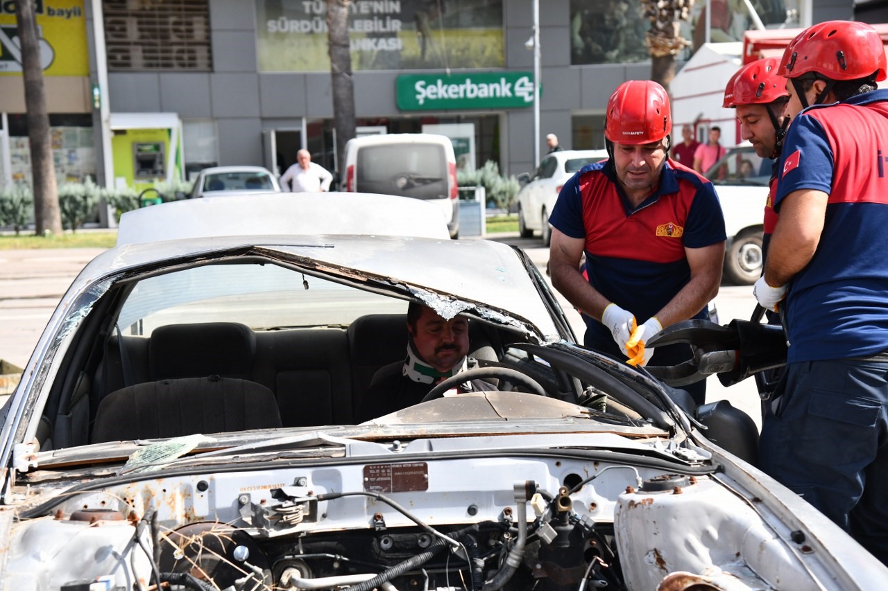 Osmaniye itfaiyesinden, kazada yaralı kurtarma ve yangın tatbikatı
