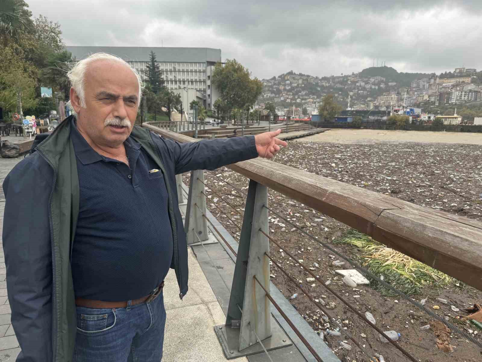 Sağanak ve fırtına sonrası Zonguldak sahilinde çevre kirliliği oluştu
