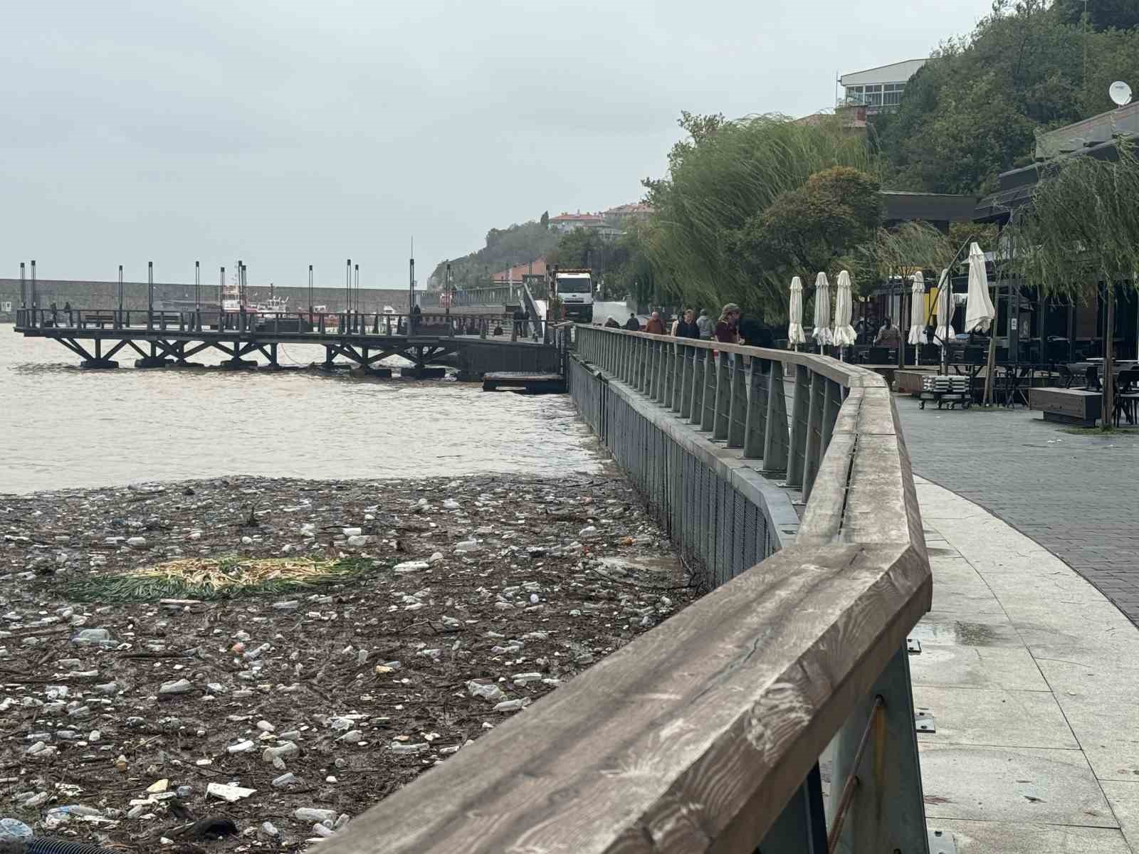 Sağanak ve fırtına sonrası Zonguldak sahilinde çevre kirliliği oluştu
