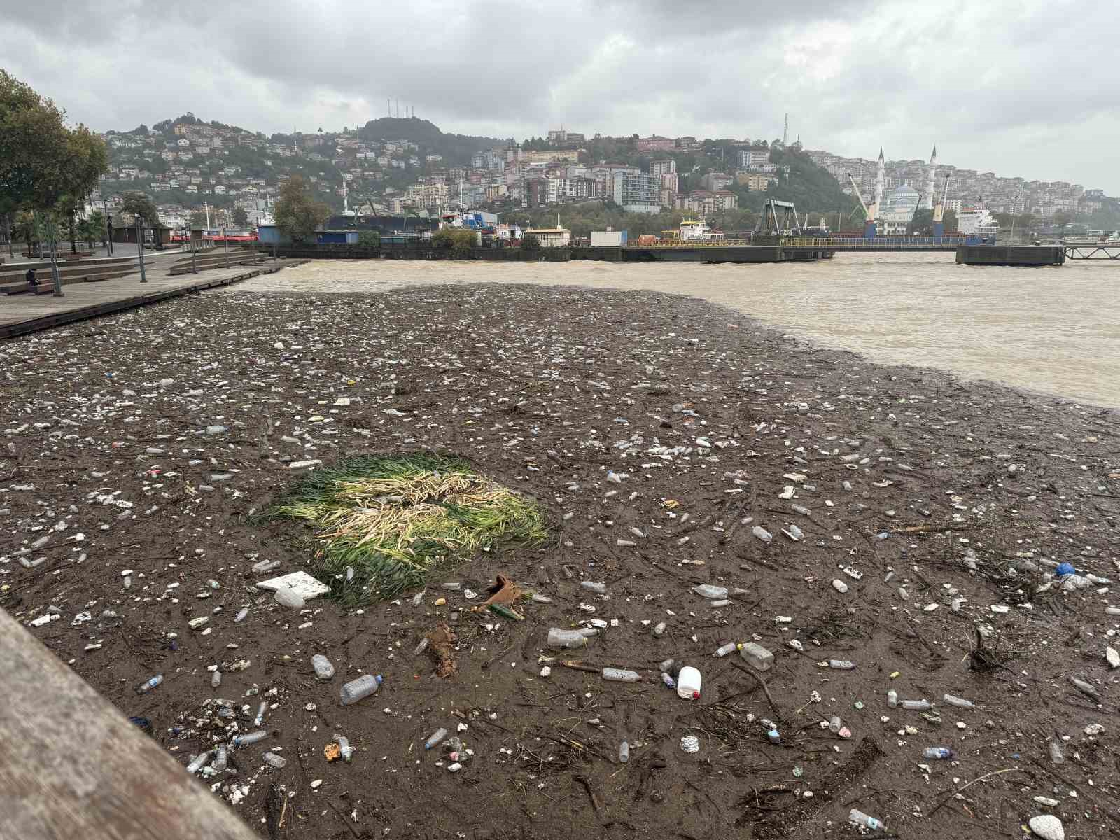 Sağanak ve fırtına sonrası Zonguldak sahilinde çevre kirliliği oluştu
