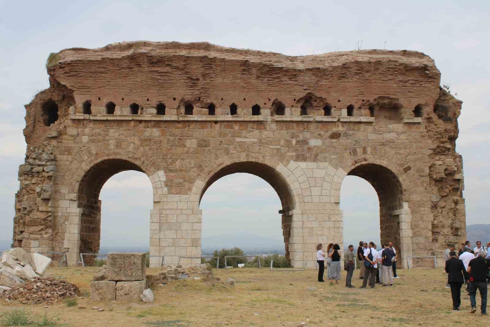 Tralleis Antik Kenti ziyarete açılmak için gün sayıyor
