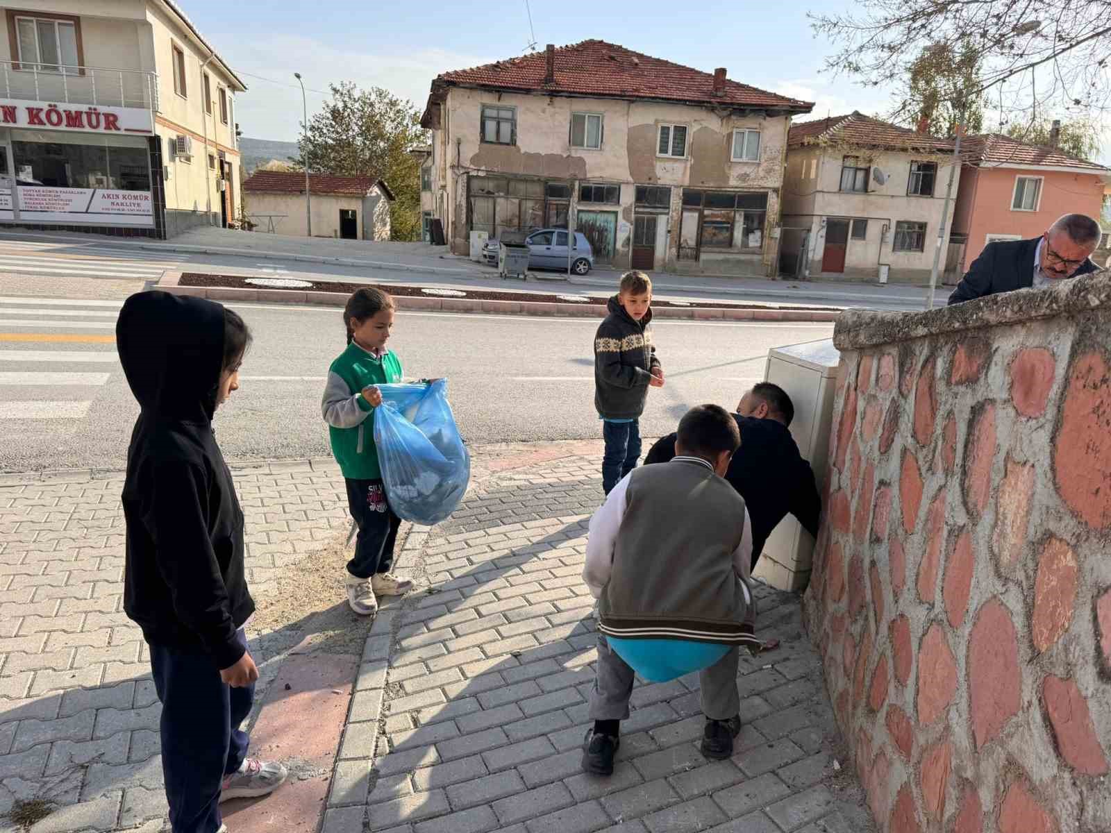 Hisarcık Atatürk İlkokulunda çevre temizliği etkinliği
