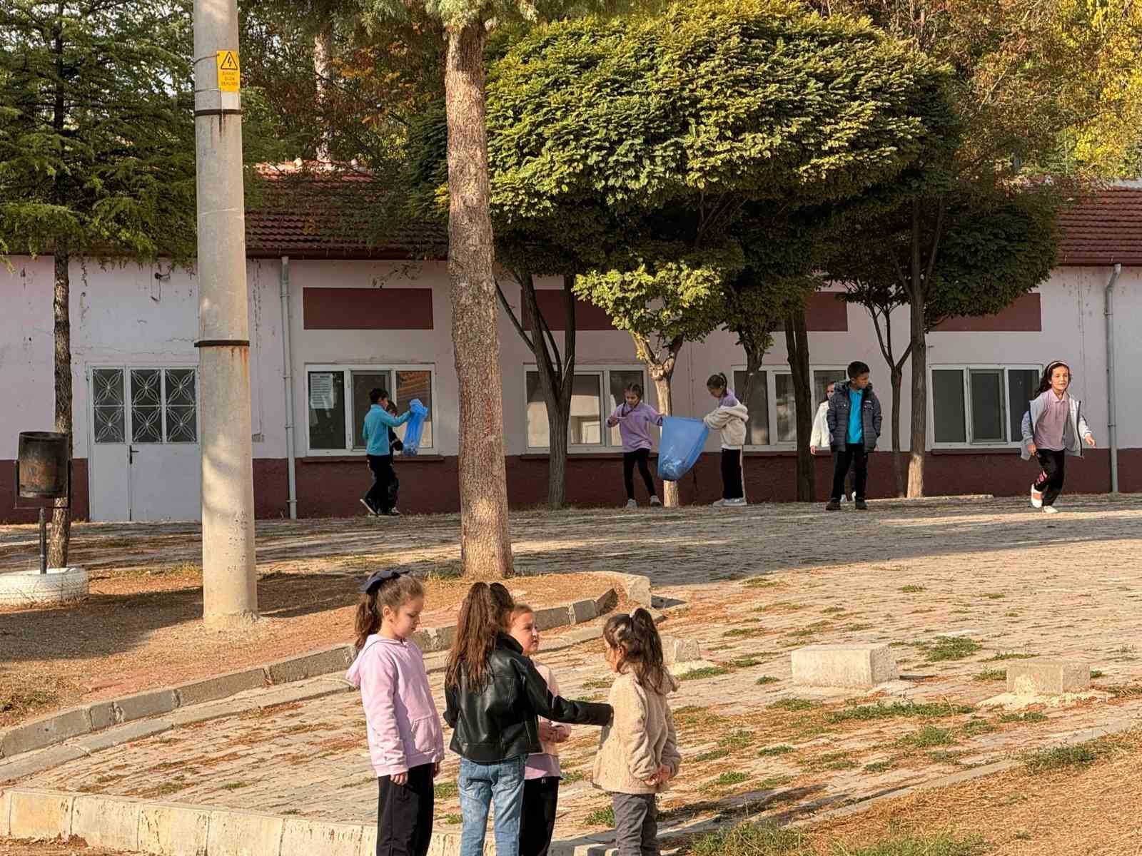 Hisarcık Atatürk İlkokulunda çevre temizliği etkinliği
