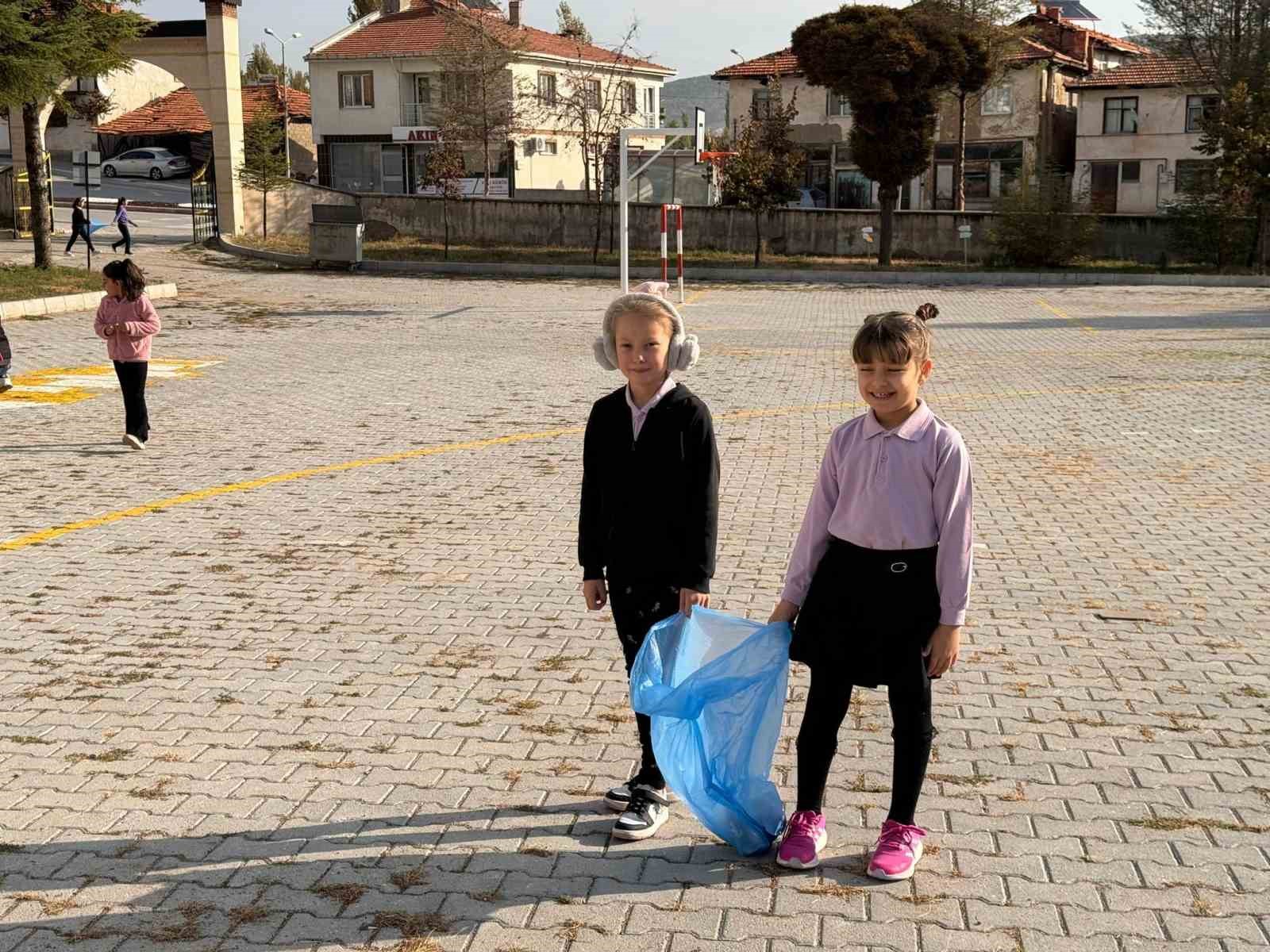 Hisarcık Atatürk İlkokulunda çevre temizliği etkinliği
