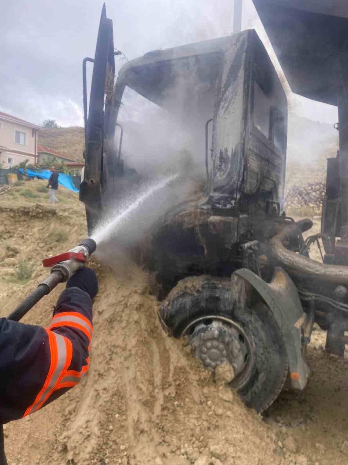 Alevlere teslim olan kamyon kullanılamaz hale geldi
