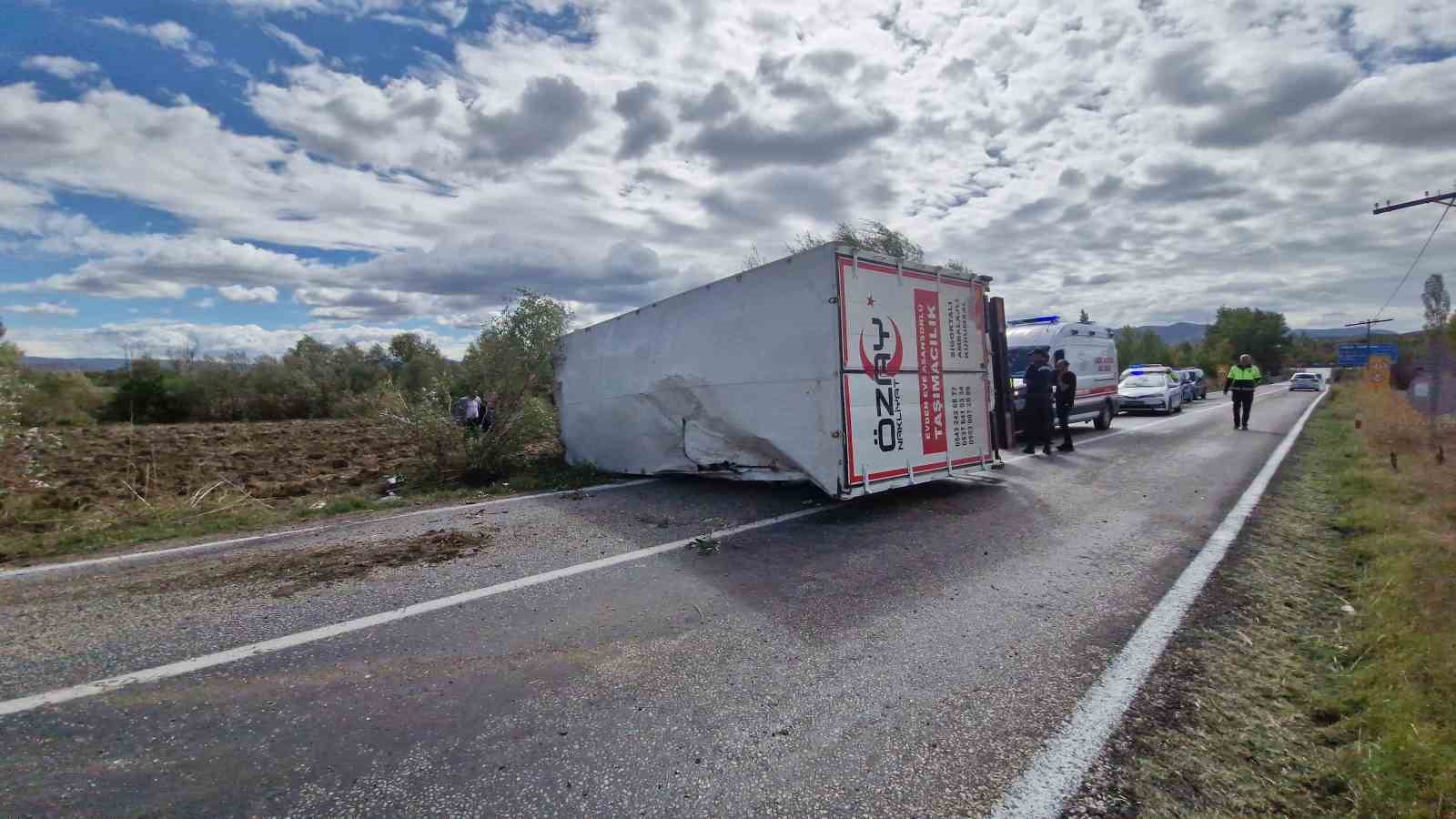 Kontrolden çıkan kamyon devrildi: 3 yaralı
