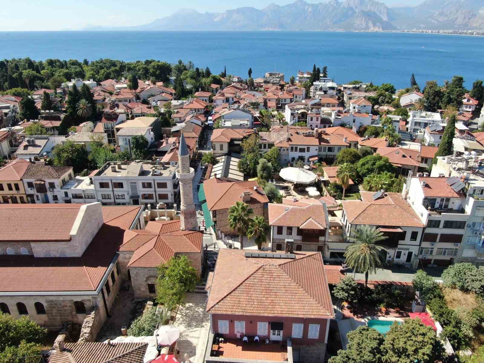 Antalya’da cami imamı 6 dilde İslamiyet’i tanıtıyor
