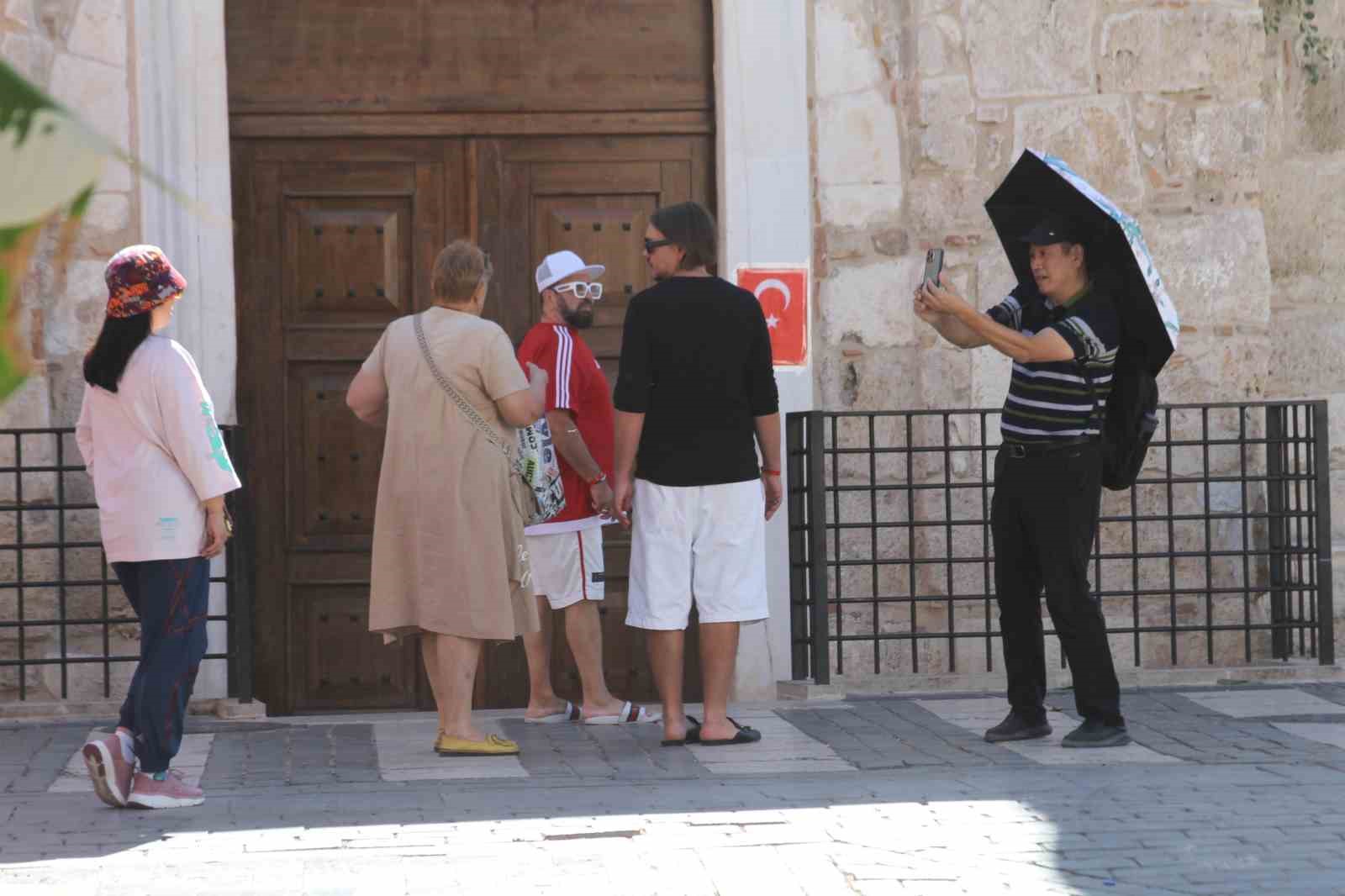 Antalya’da cami imamı 6 dilde İslamiyet’i tanıtıyor
