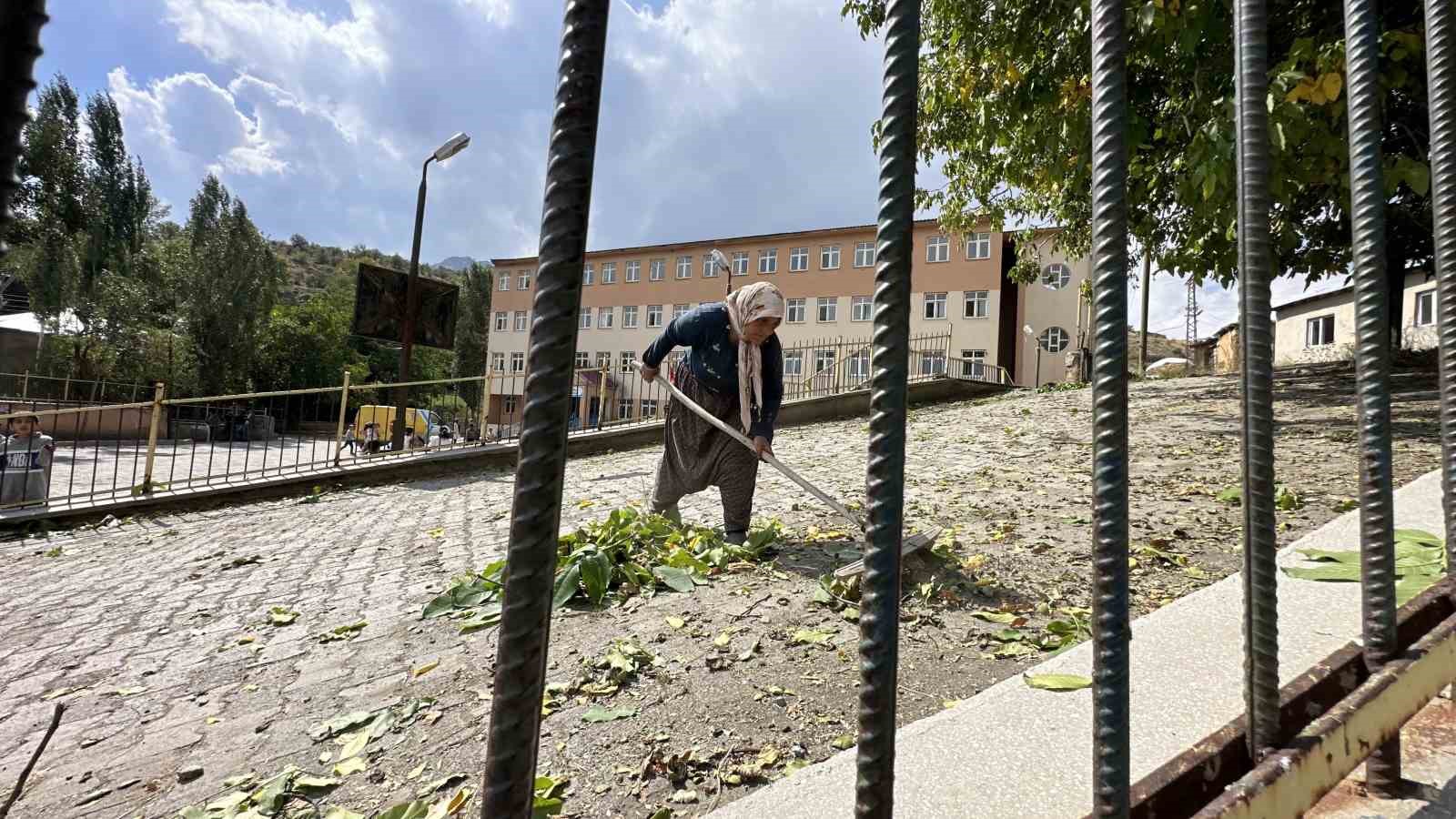 Okul yolunda ceviz ikramı
