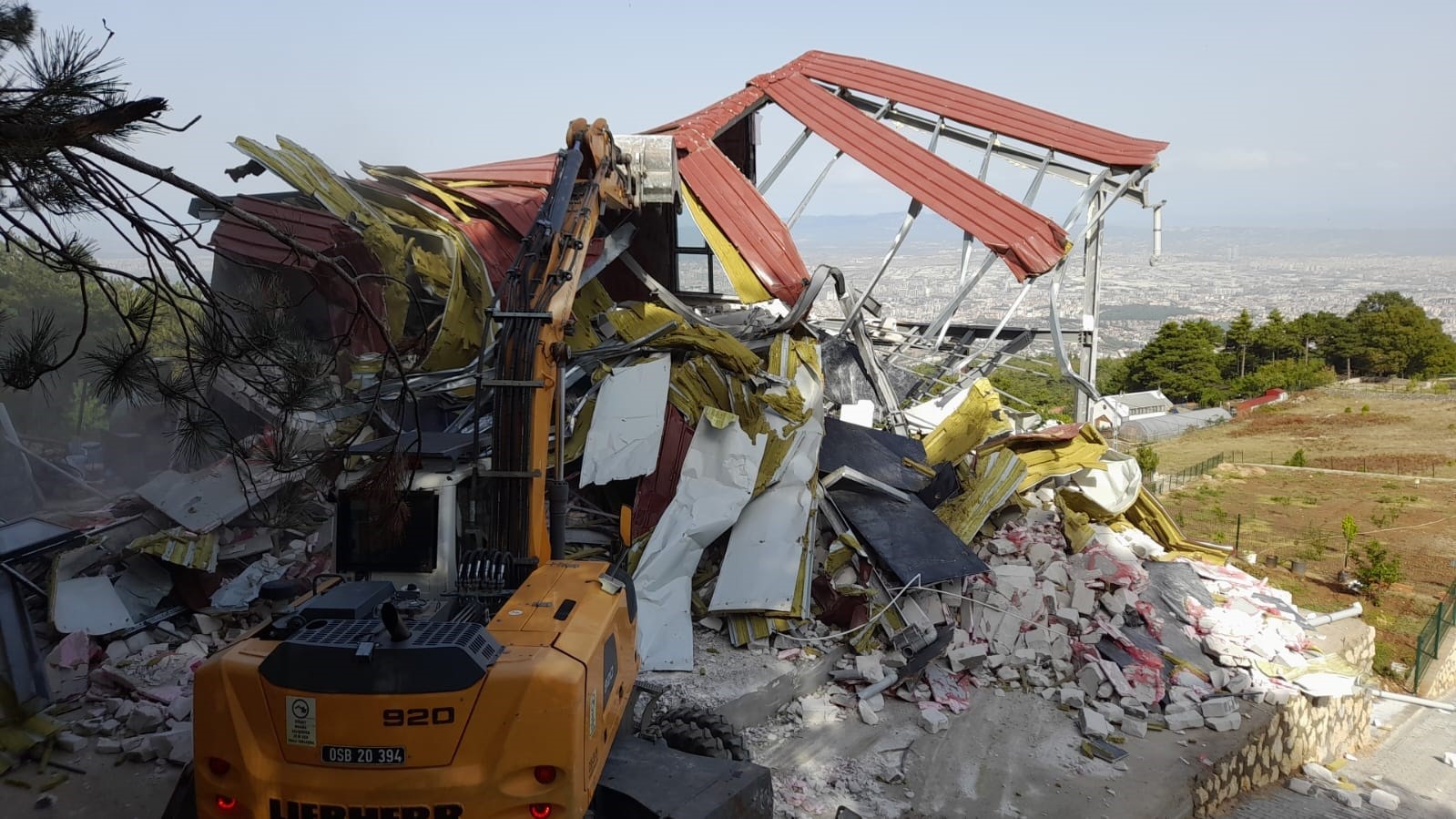 Bursa’da kaçak villa yıkıldı
