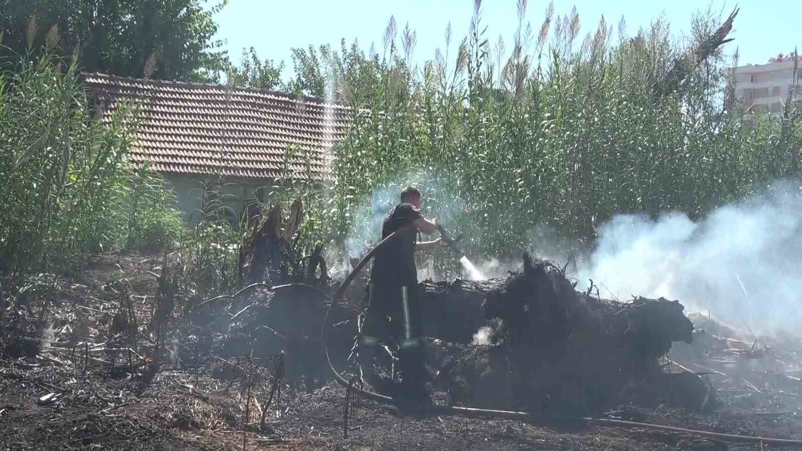 Kargılık alandaki yangın gecekondulara birkaç metre kala söndürüldü
