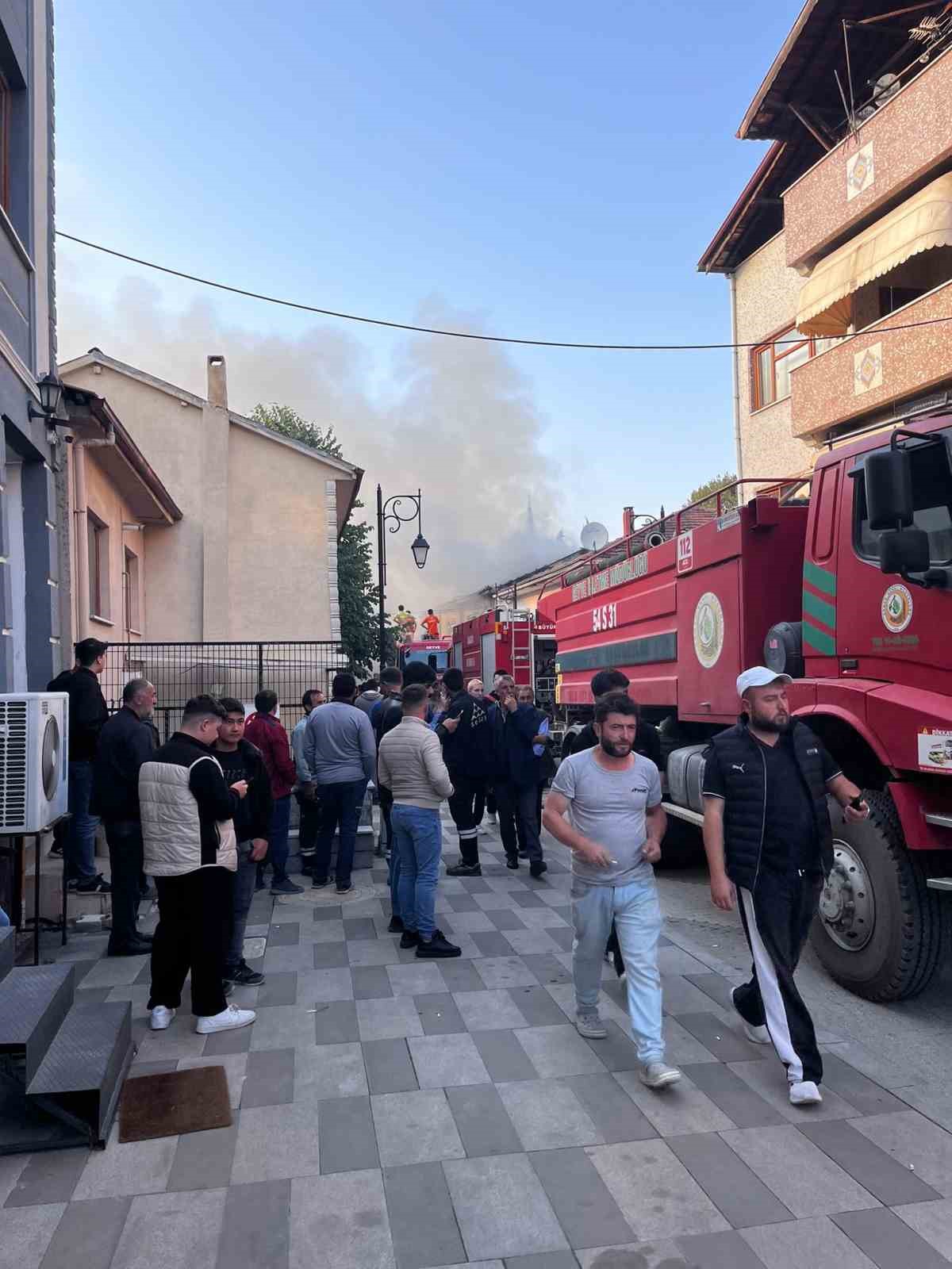 Geyve’de evde çıkan yangını yakınındaki 2 eve sıçradı: Mahsur kalan 2 çocuğu itfaiye kurtardı
