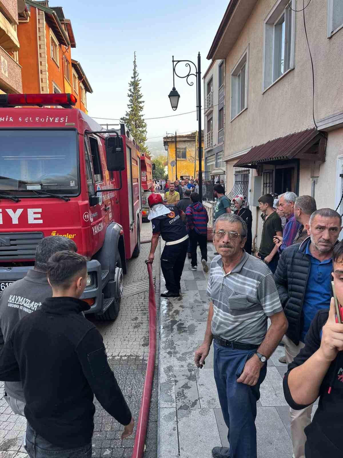 Geyve’de evde çıkan yangını yakınındaki 2 eve sıçradı: Mahsur kalan 2 çocuğu itfaiye kurtardı
