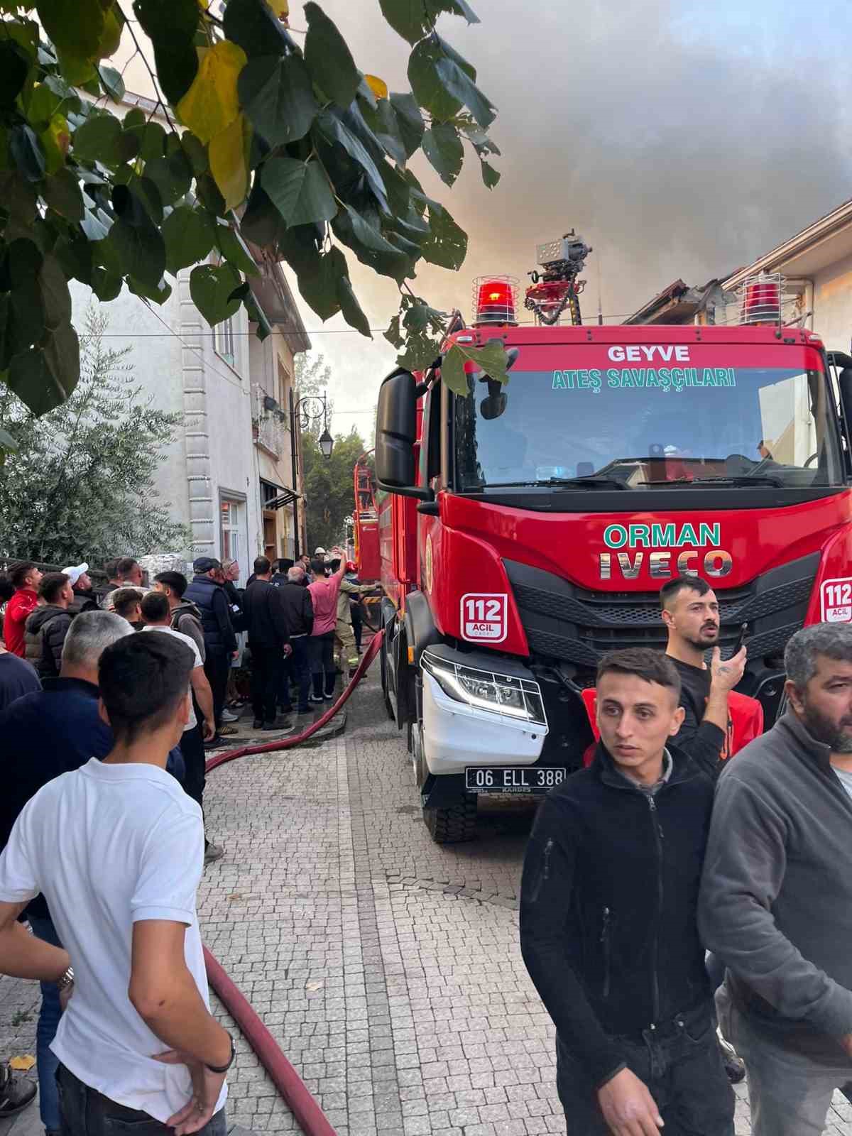 Geyve’de evde çıkan yangını yakınındaki 2 eve sıçradı: Mahsur kalan 2 çocuğu itfaiye kurtardı
