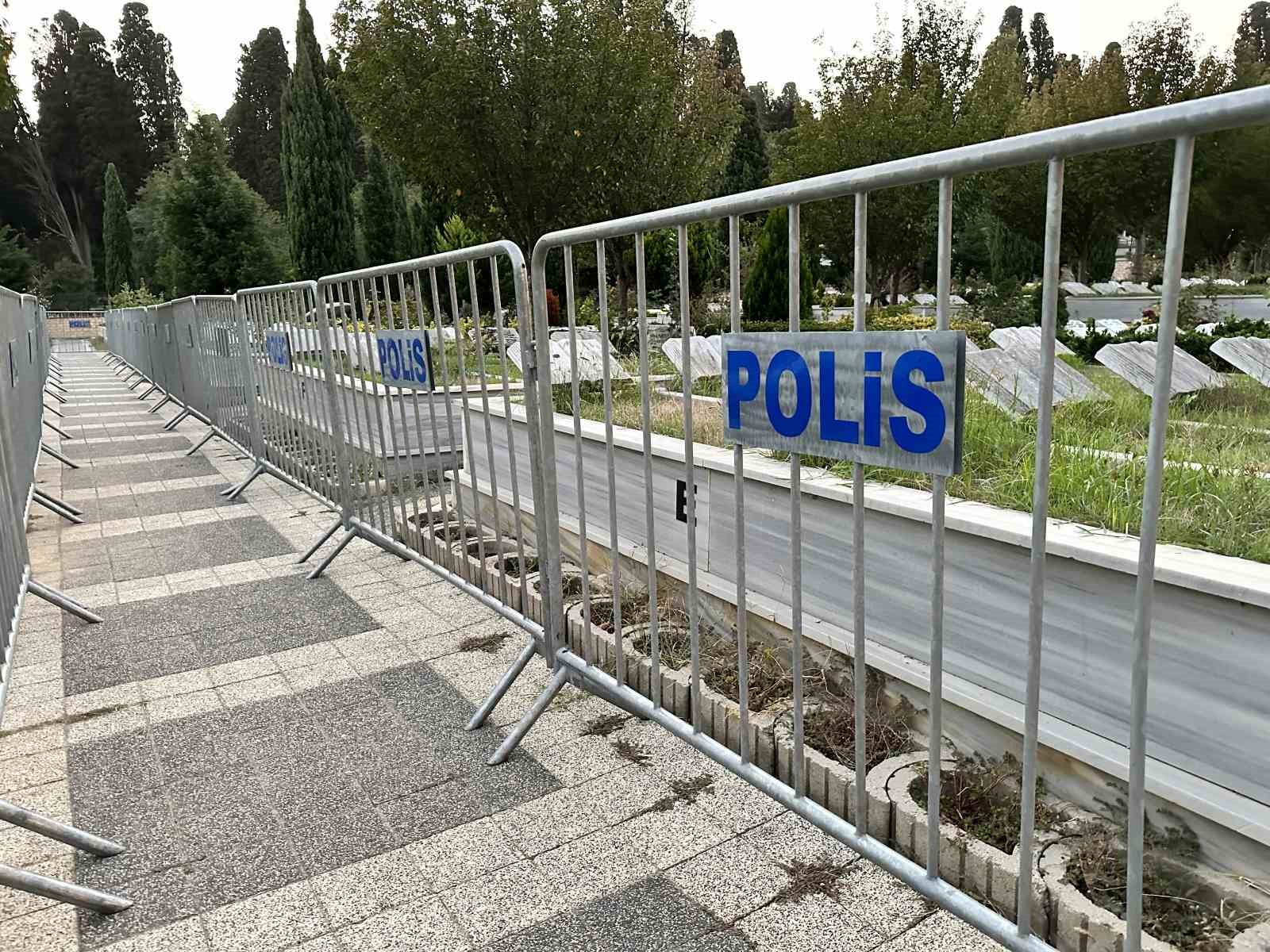 Cem Garipoğlu’nun mezarının çevresinde demir bariyerli önlem
