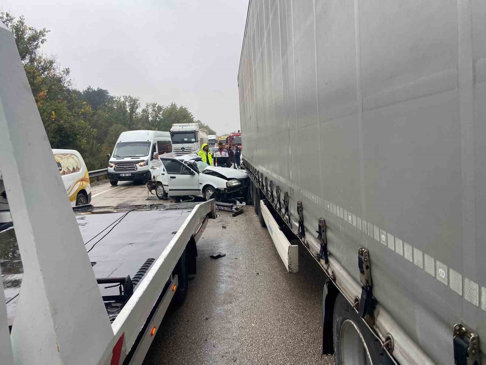 Tıra çarpan otomobil hurdaya döndü: Sürücü ağır yaralı
