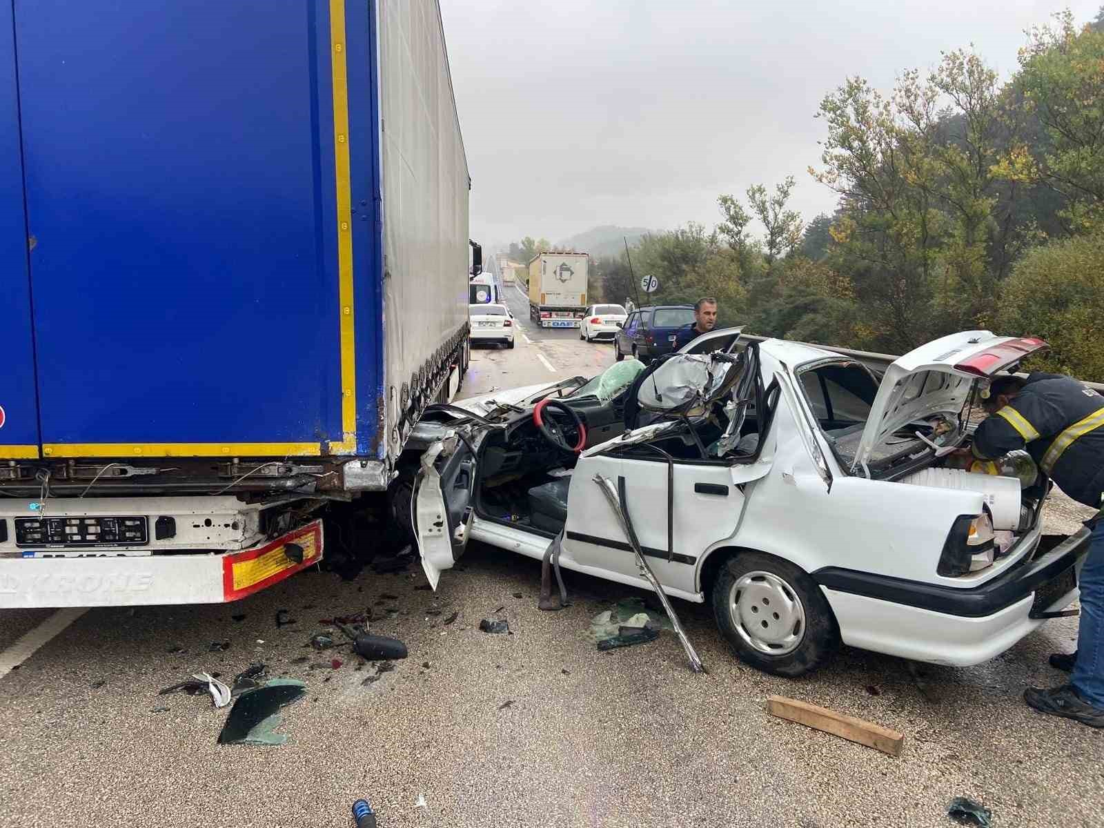 Tıra çarpan otomobil hurdaya döndü: Sürücü ağır yaralı
