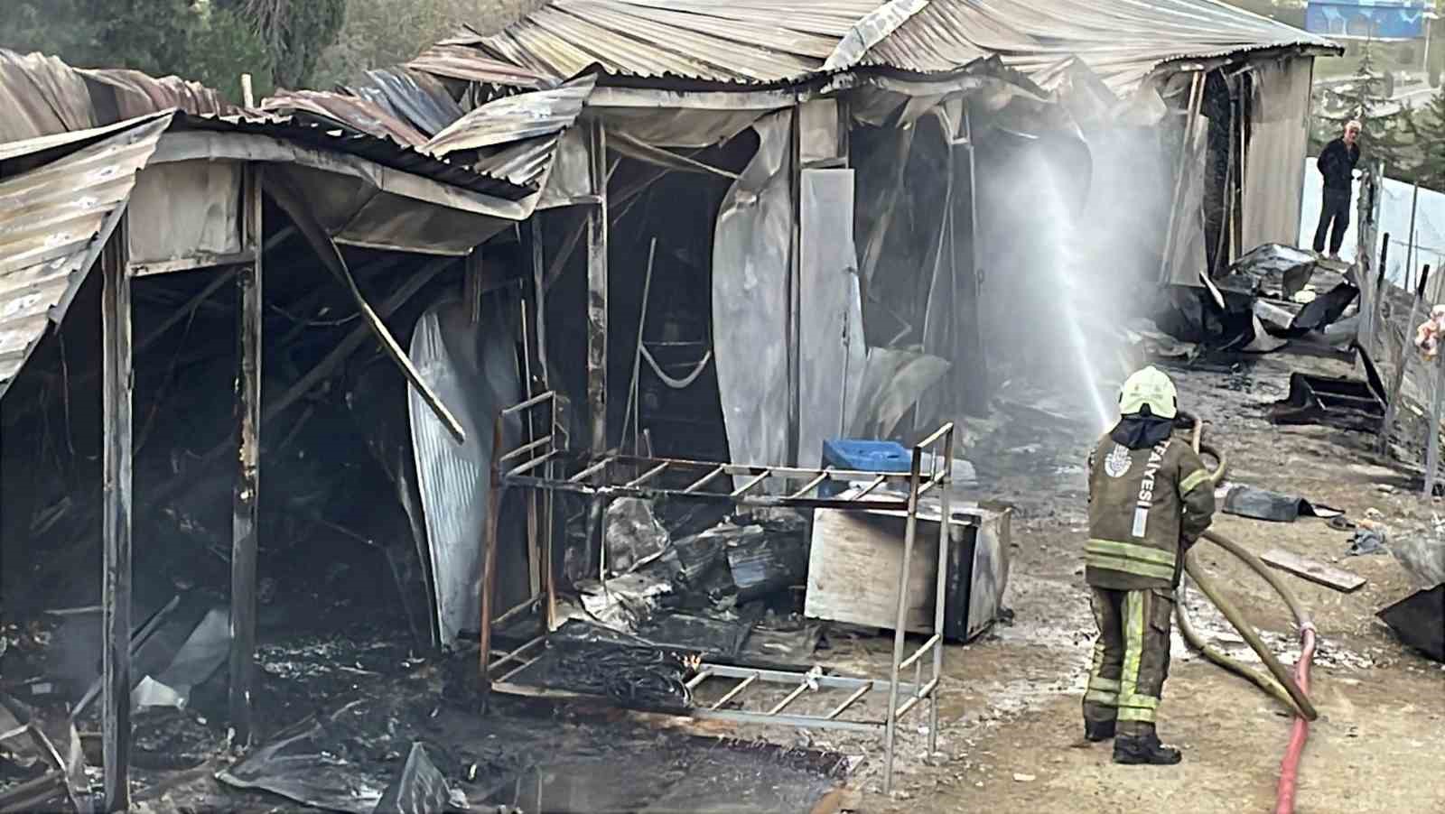 Gaziosmanpaşa’da işçilerin kaldığı konteynerlerde yangın
