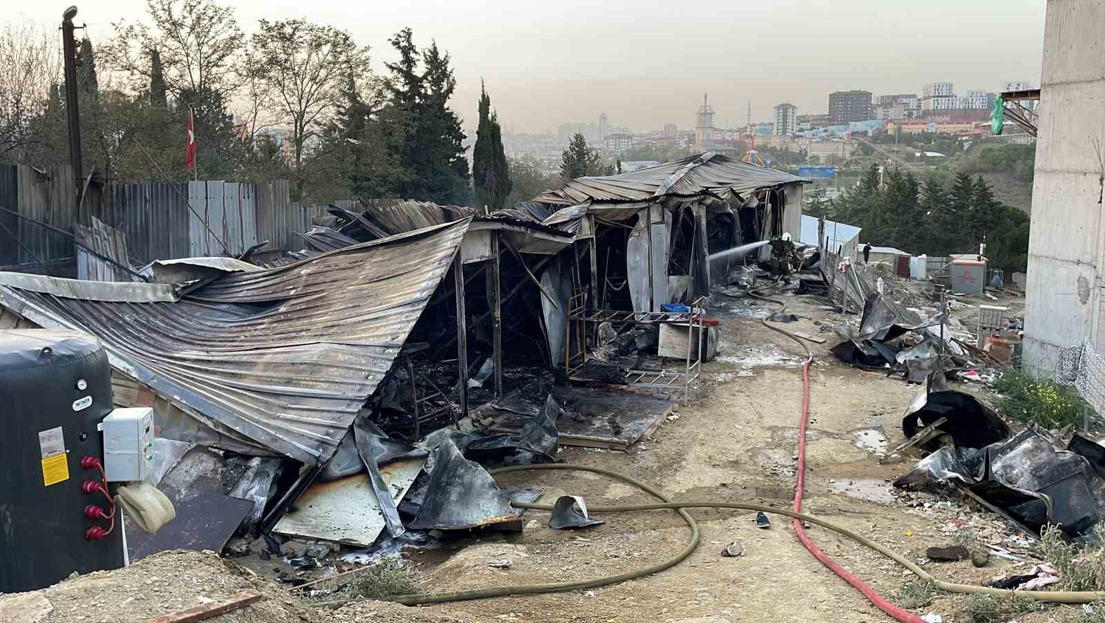 Gaziosmanpaşa’da işçilerin kaldığı konteynerlerde yangın
