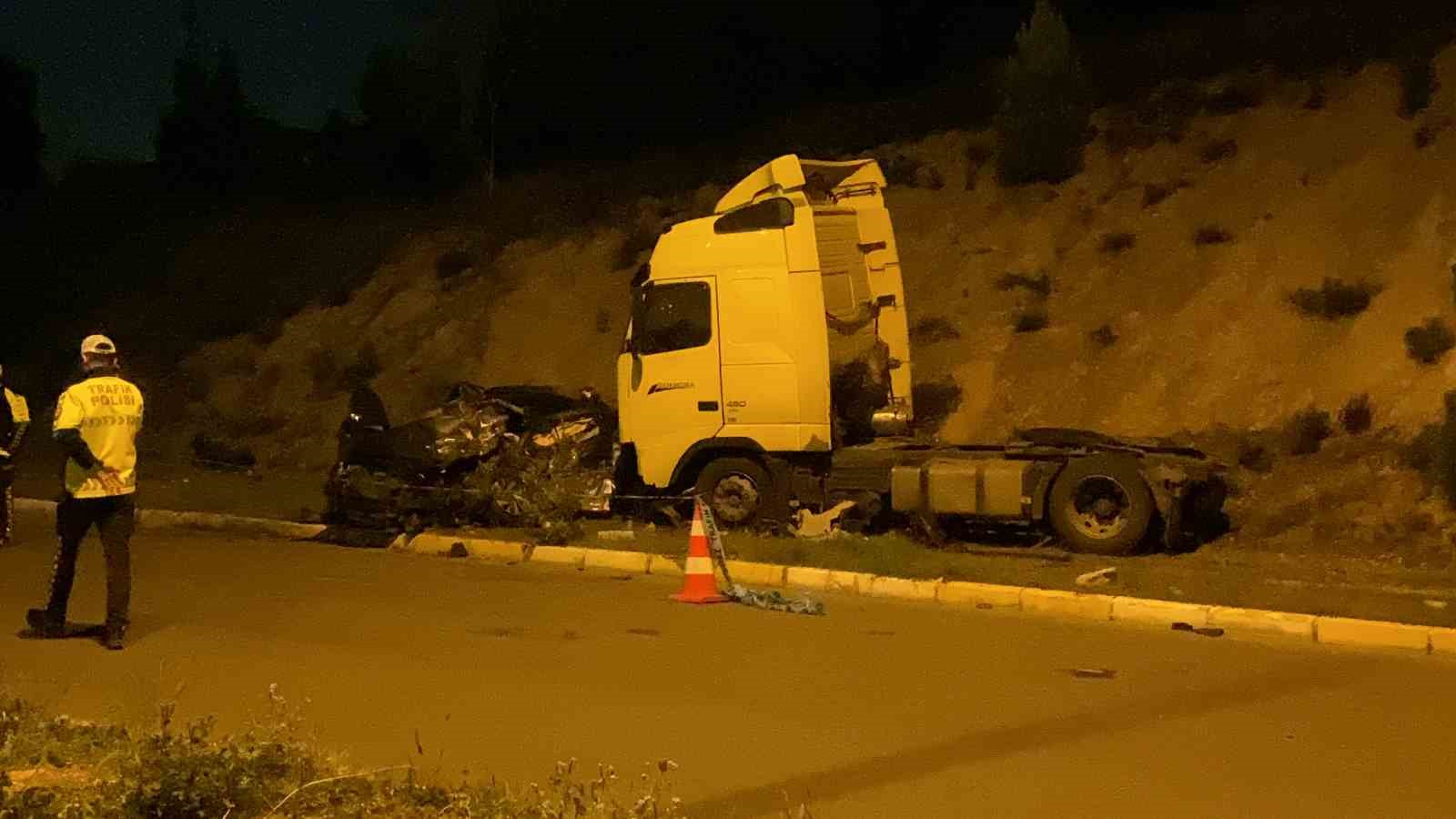 Karşı şeride geçen tır otomobili biçti: 1 ölü
