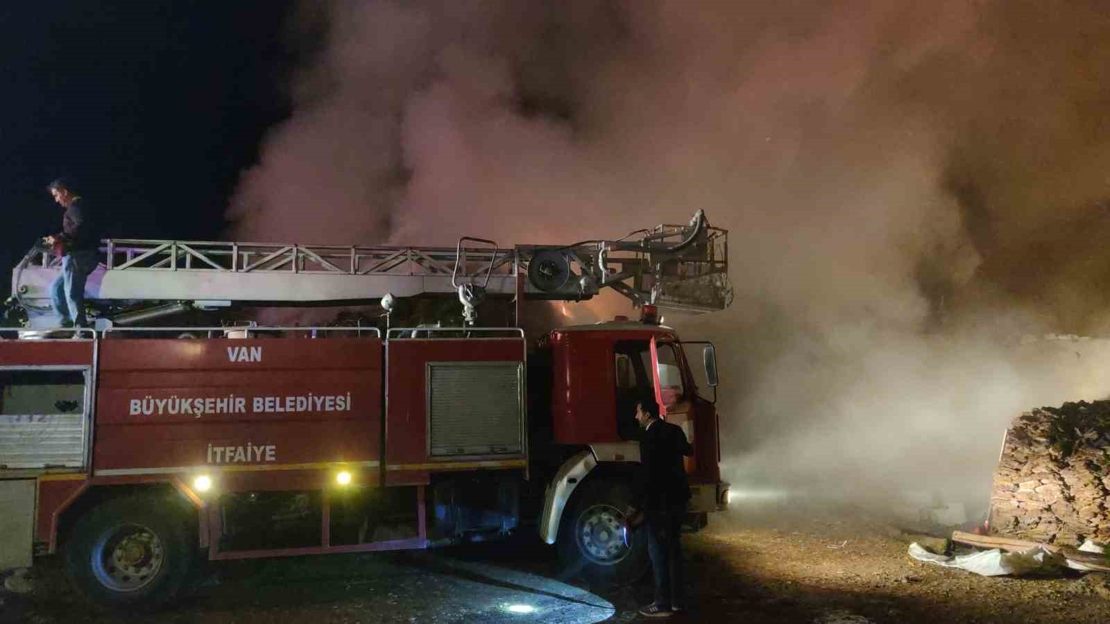 Van’da 5 bin bağ ot yanarak kül oldu
