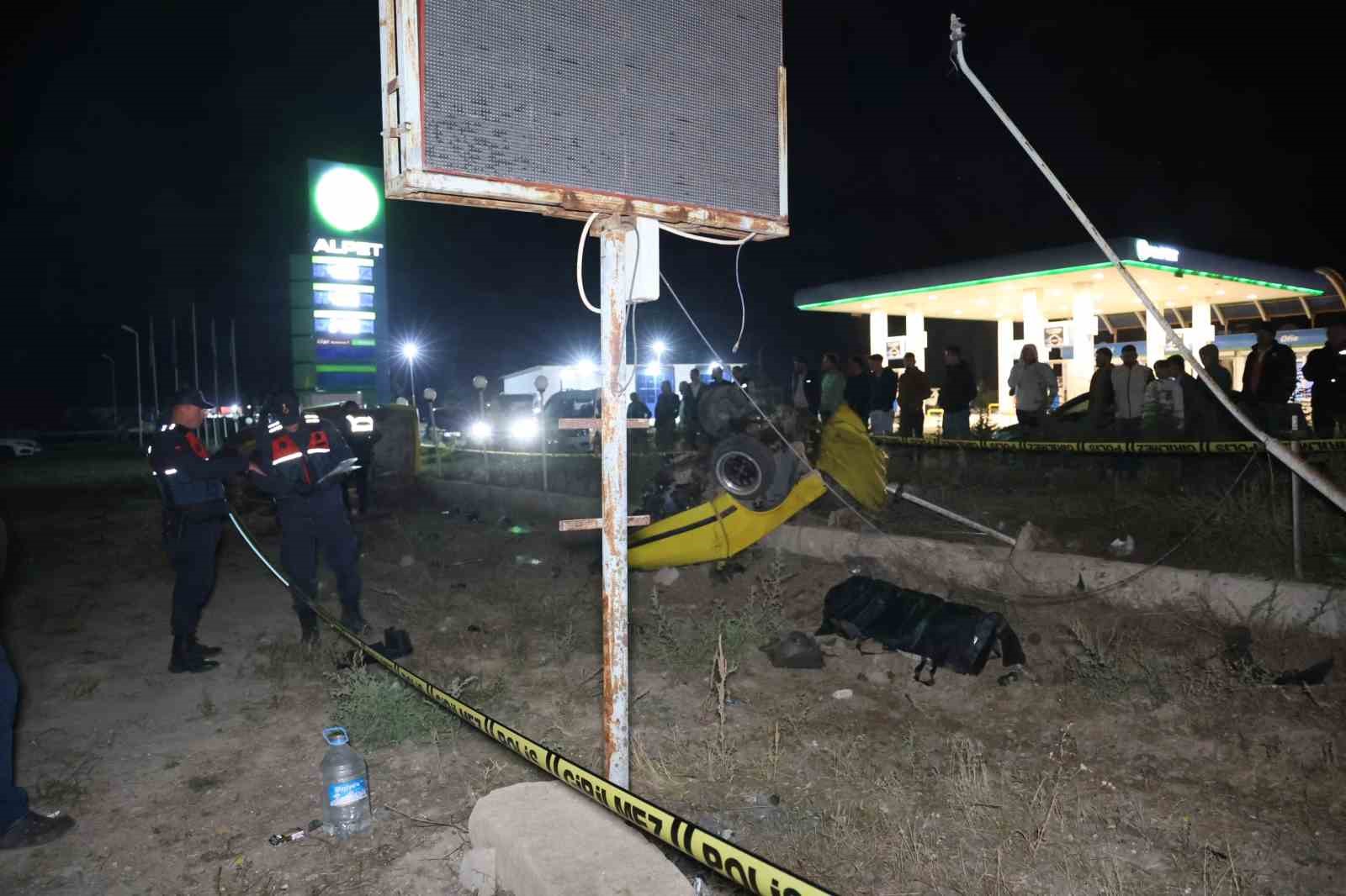 Aydınlatma direğine çarpan Tofaş ikiye bölündü: 1 ölü, 3 yaralı
