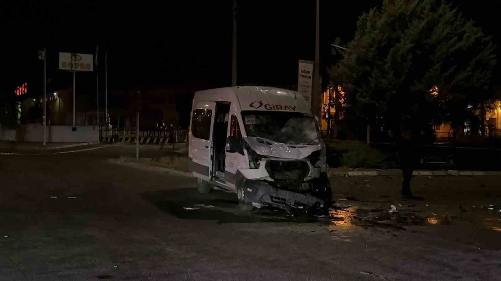 Gaziantep’te tır işçi servisine çarptı: 3’ü ağır 13 yaralı
