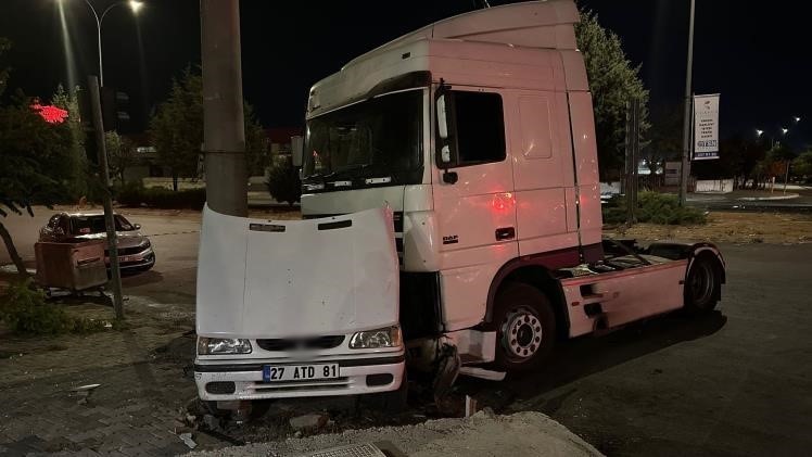 Gaziantep’te tır işçi servisine çarptı: 3’ü ağır 13 yaralı
