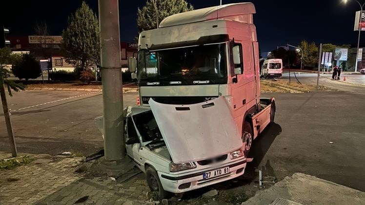 Gaziantep’te tır işçi servisine çarptı: 3’ü ağır 13 yaralı
