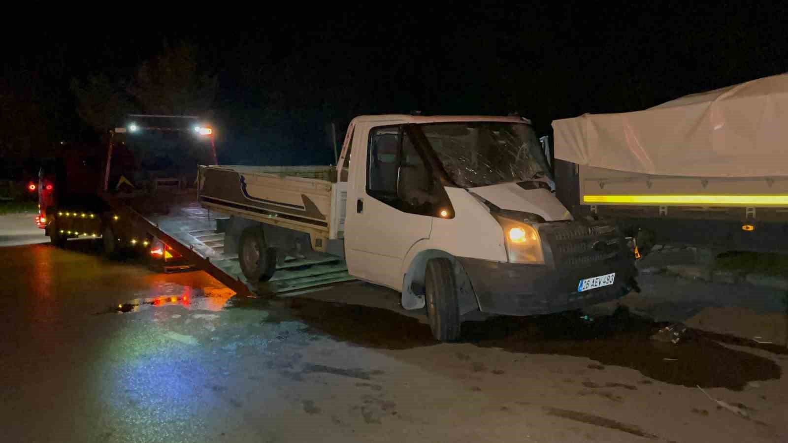 Park halindeki tıra çarpan kamyonetin 1.88 promil alkollü sürücüsü yaralandı
