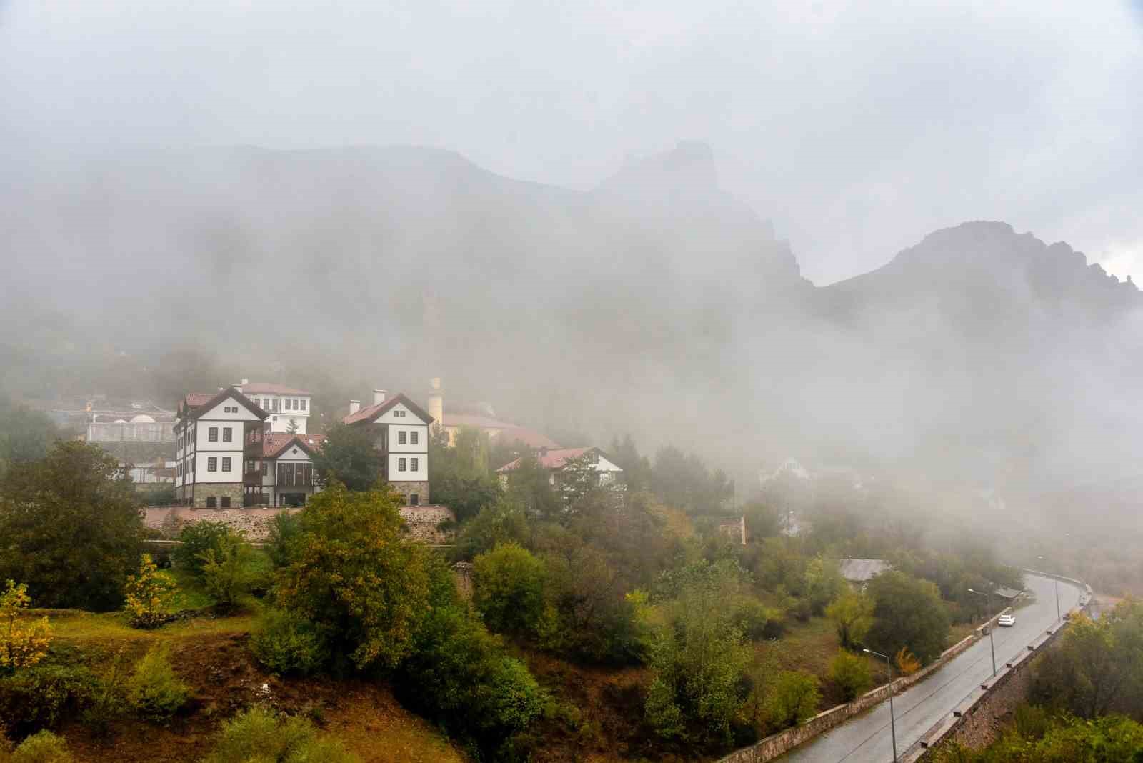 Tarihi Süleymaniye Mahallesi’nde sisli sonbahar güzelliği
