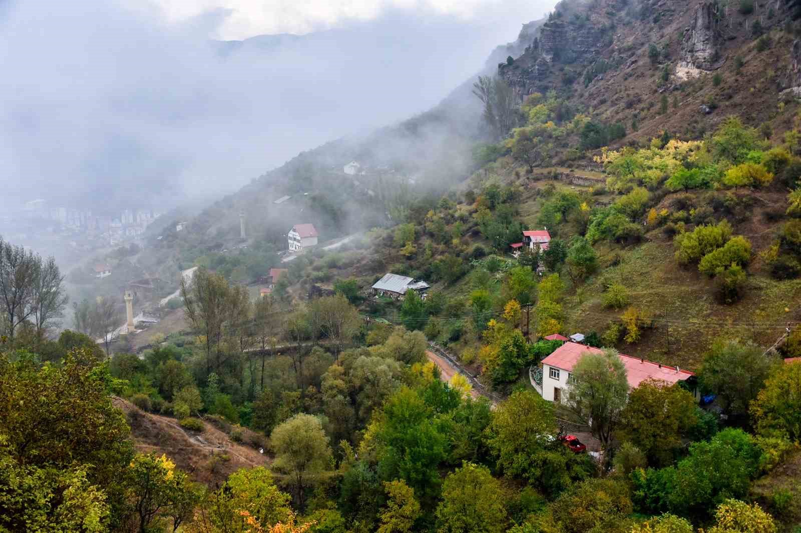 Tarihi Süleymaniye Mahallesi’nde sisli sonbahar güzelliği
