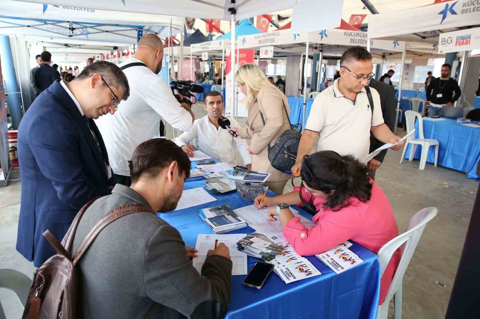 Küçükçekmece Belediyesi iş arayan ve işverenler arasında köprü oldu
