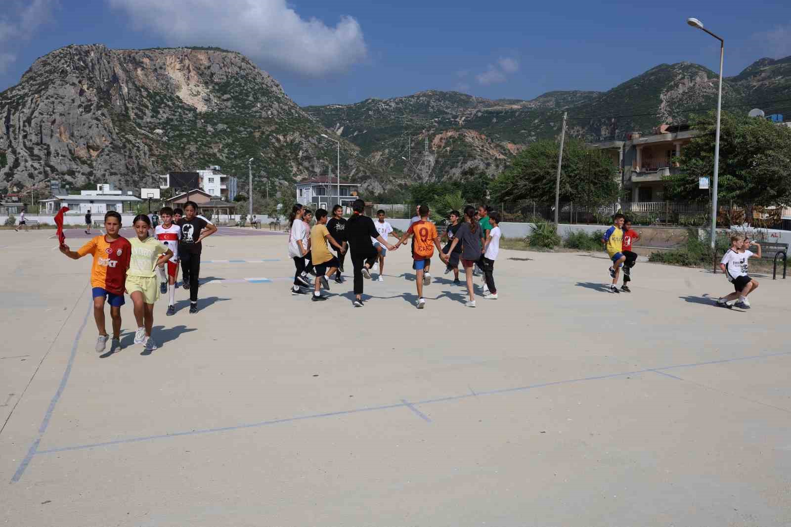 Afetzede çocuklar, halayla depremin izlerini siliyor
