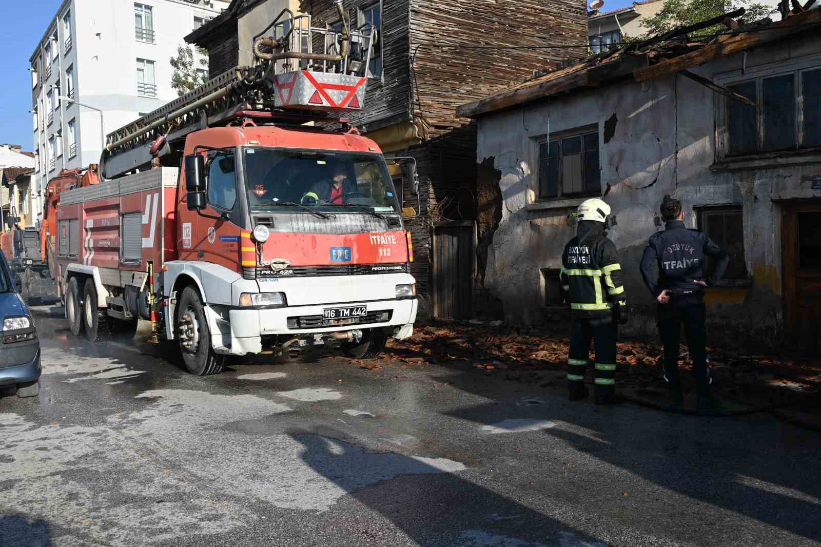 Bozüyük’te metruk binada yangın
