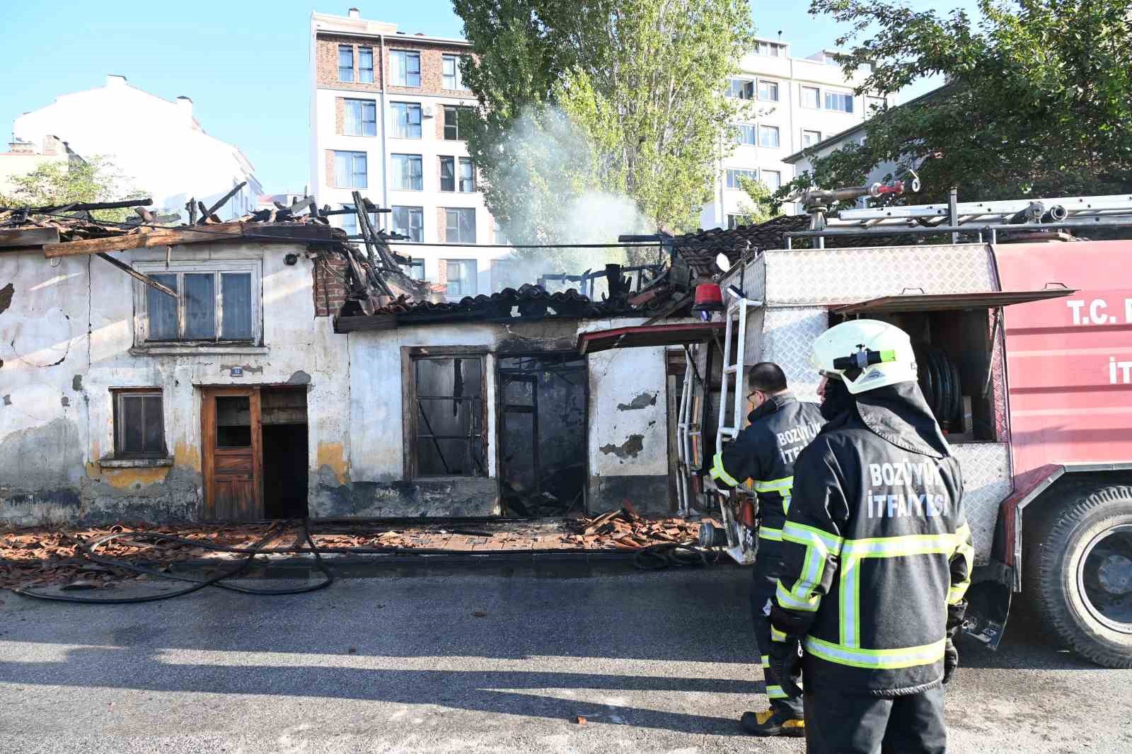 Bozüyük’te metruk binada yangın
