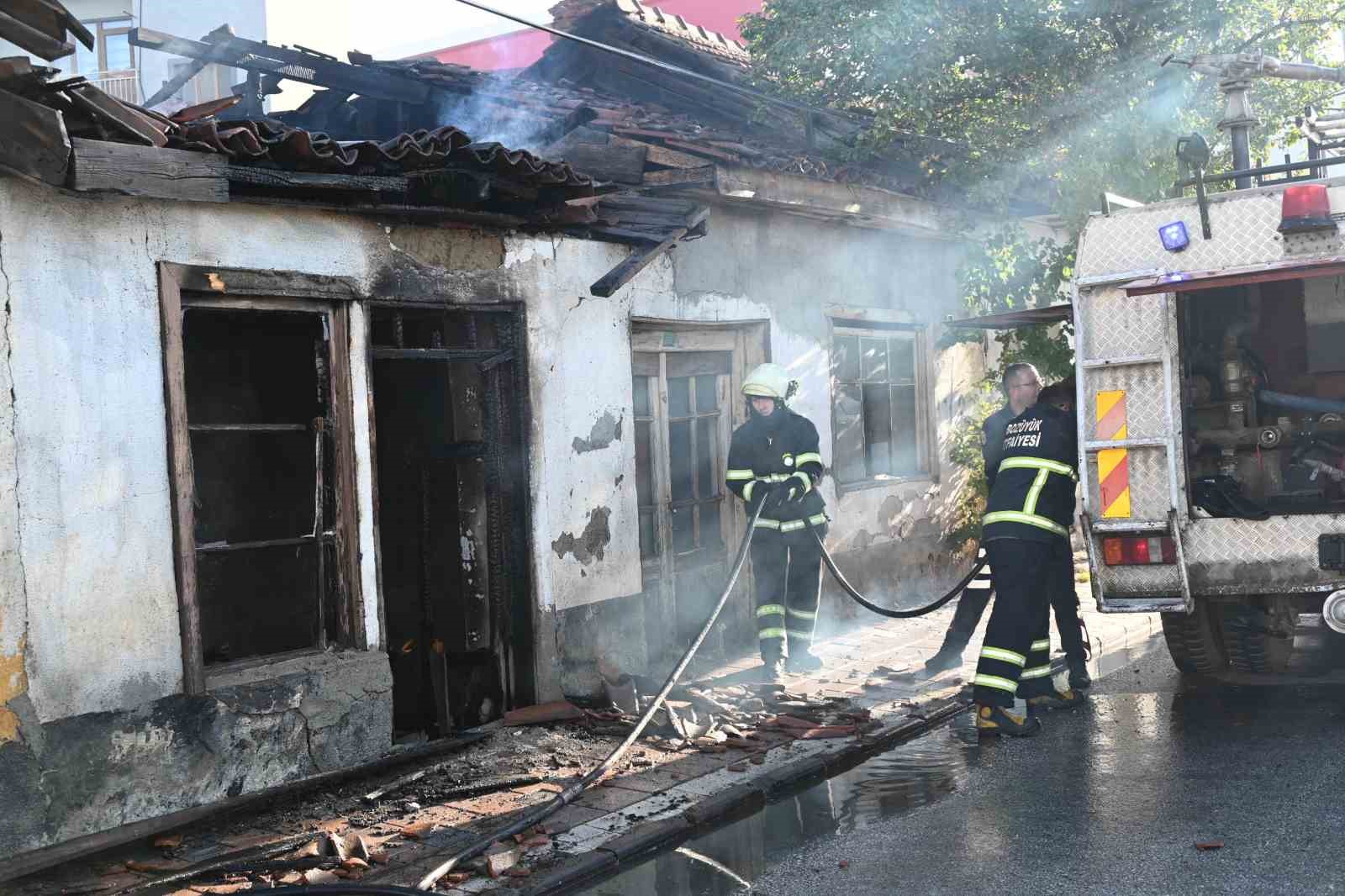 Bozüyük’te metruk binada yangın
