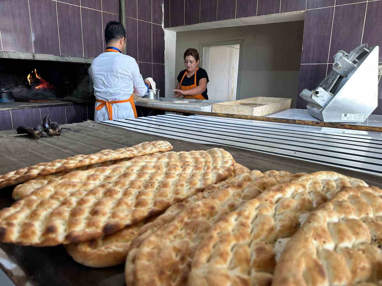 Eşinden kalan ekmek fırınının başına geçti, azmi ile örnek oluyor
