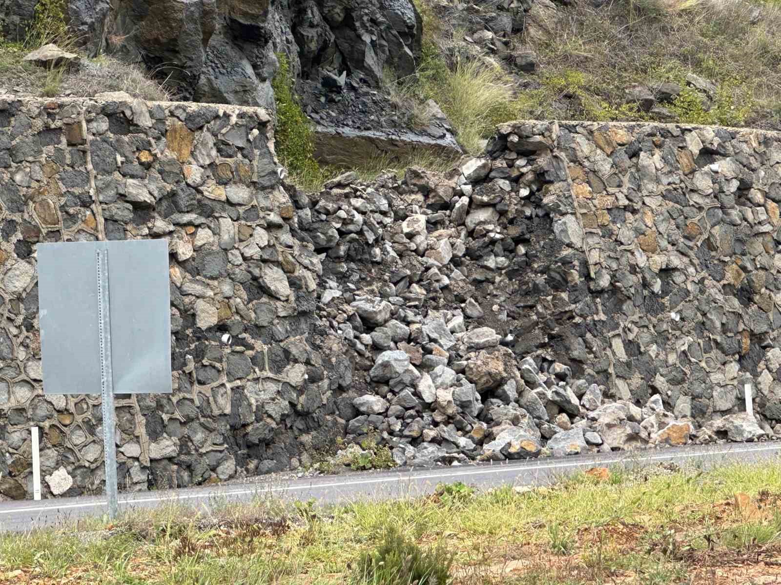 Aşırı yağışlar sonrası kara yolunda istinat duvarı yıkıldı
