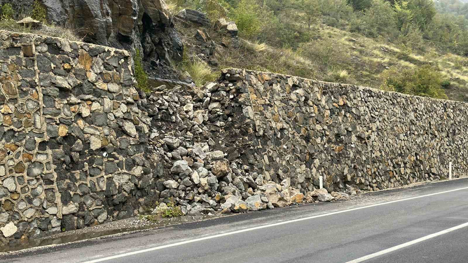 Aşırı yağışlar sonrası kara yolunda istinat duvarı yıkıldı
