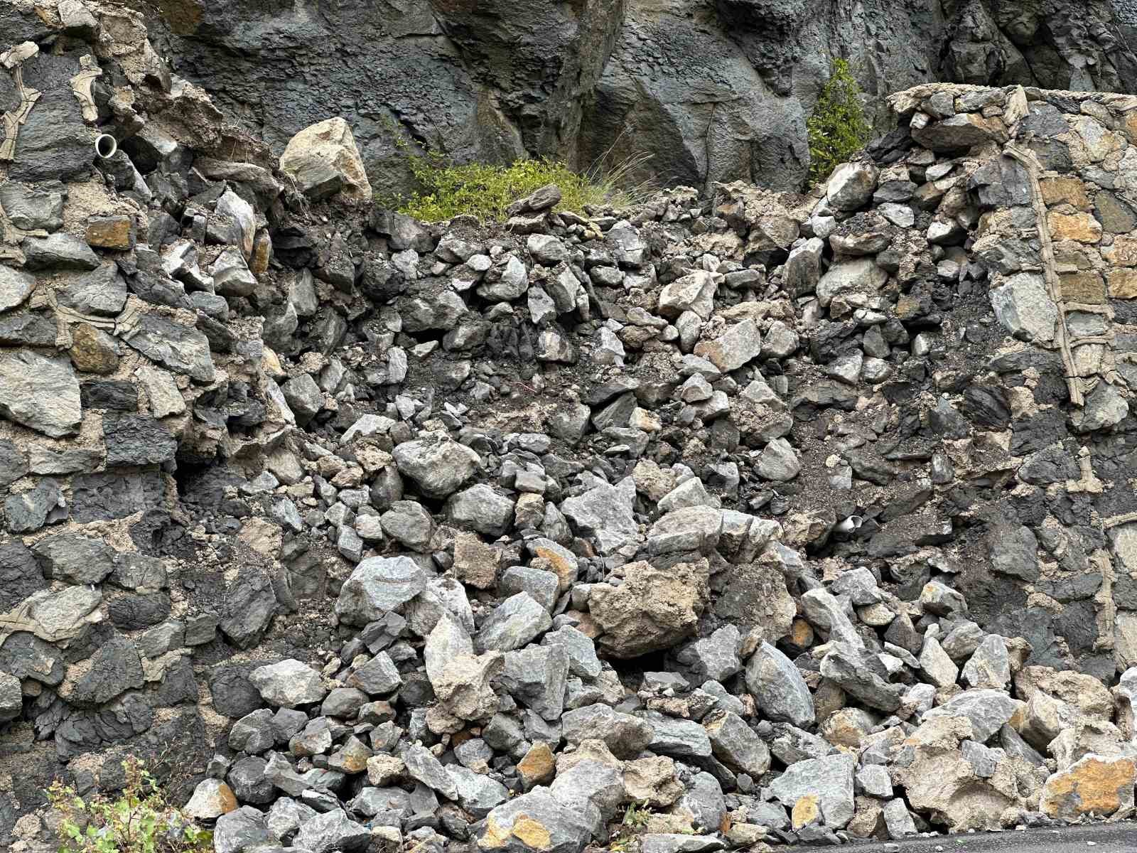 Aşırı yağışlar sonrası kara yolunda istinat duvarı yıkıldı
