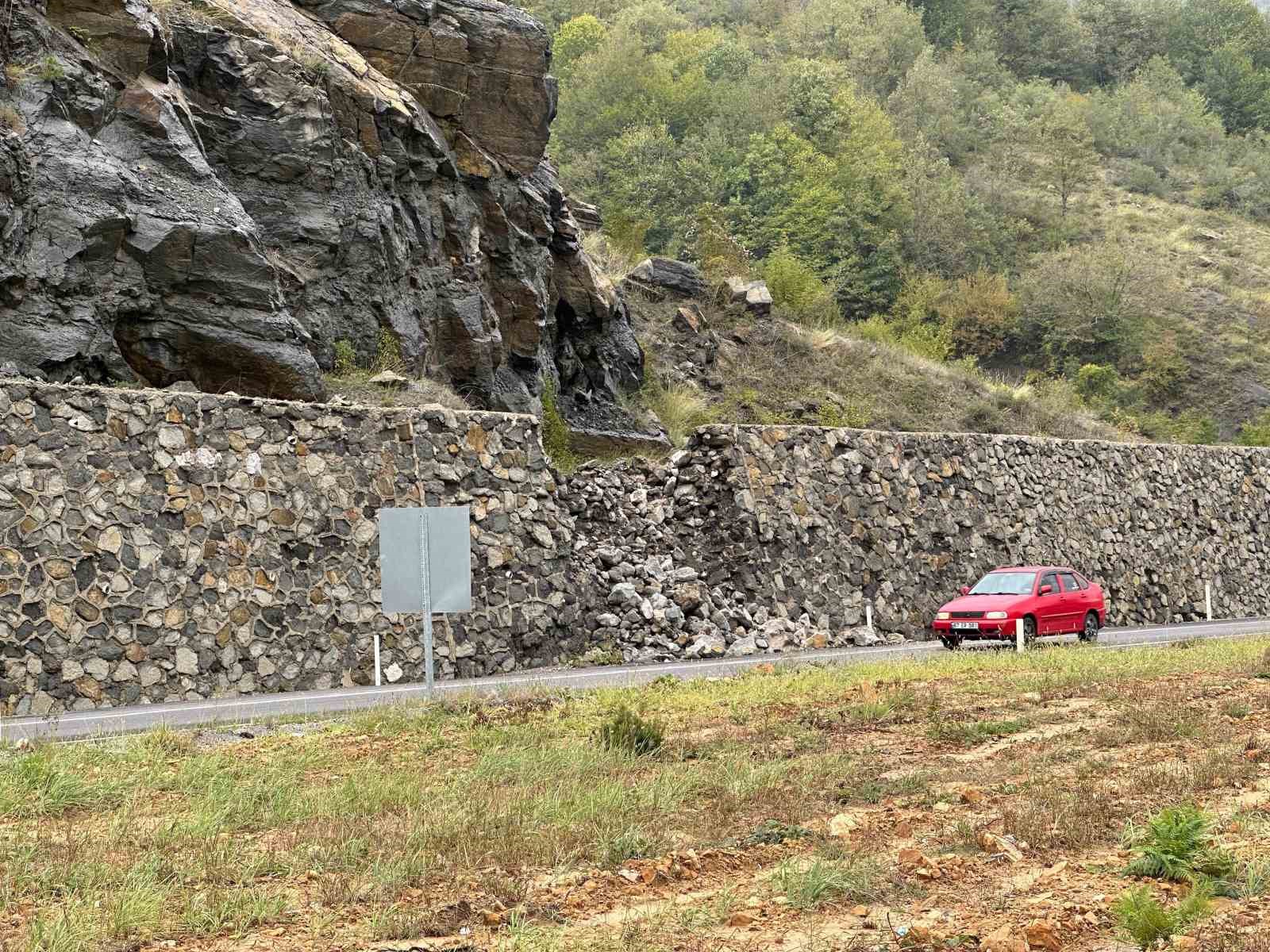 Aşırı yağışlar sonrası kara yolunda istinat duvarı yıkıldı
