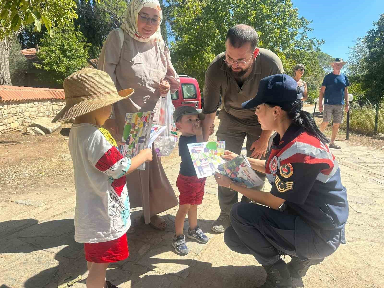 Jandarma ekipleri antik kent ziyaretçilerini bilgilendirdi
