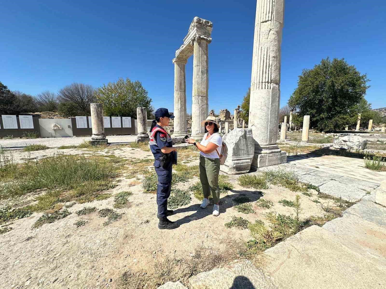 Jandarma ekipleri antik kent ziyaretçilerini bilgilendirdi
