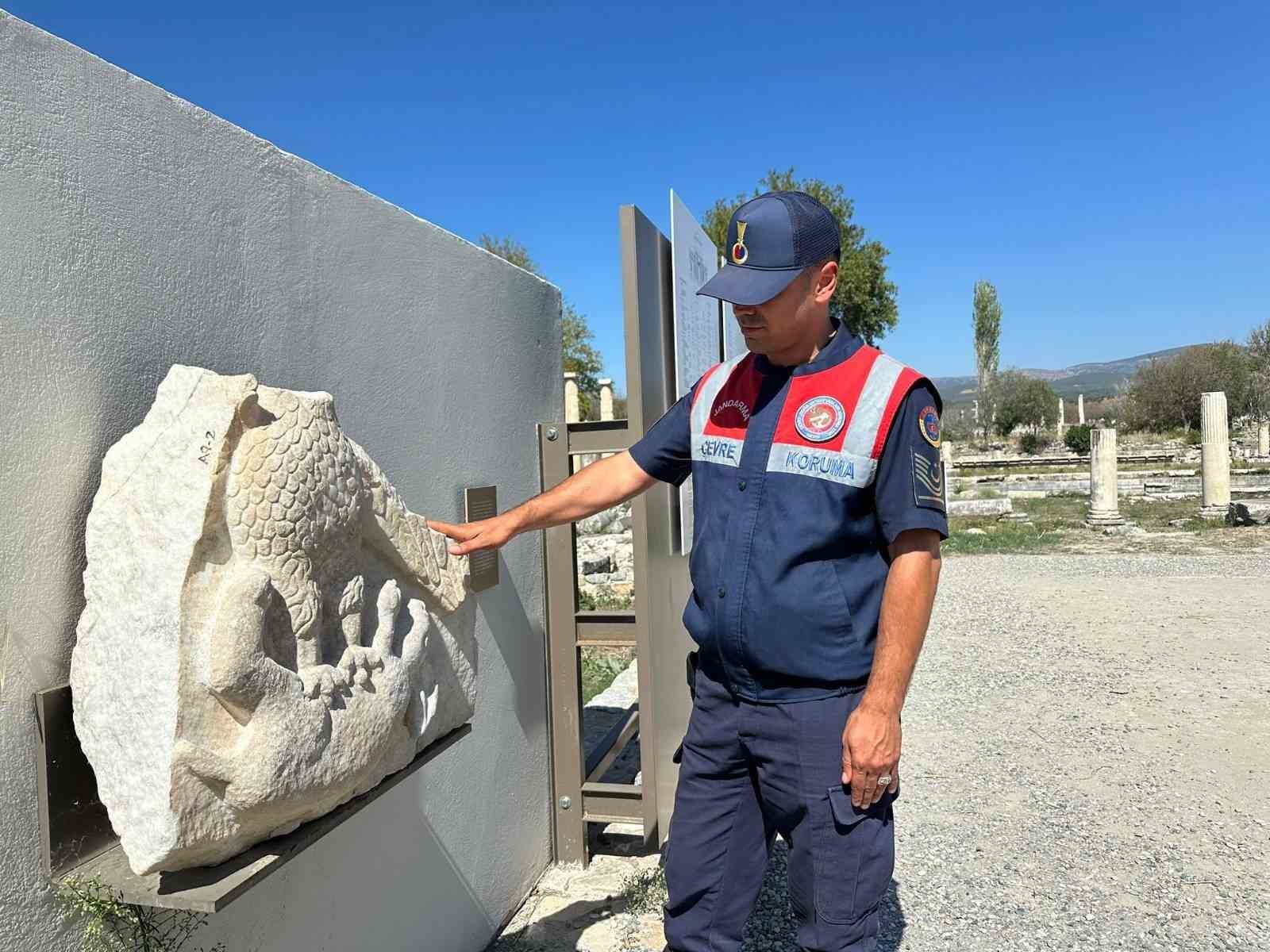 Jandarma ekipleri antik kent ziyaretçilerini bilgilendirdi
