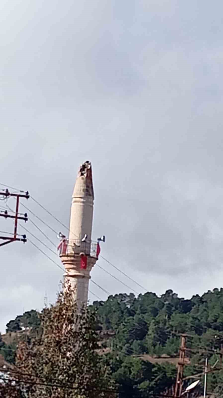 Sivas’ta cami minaresine yıldırım düştü
