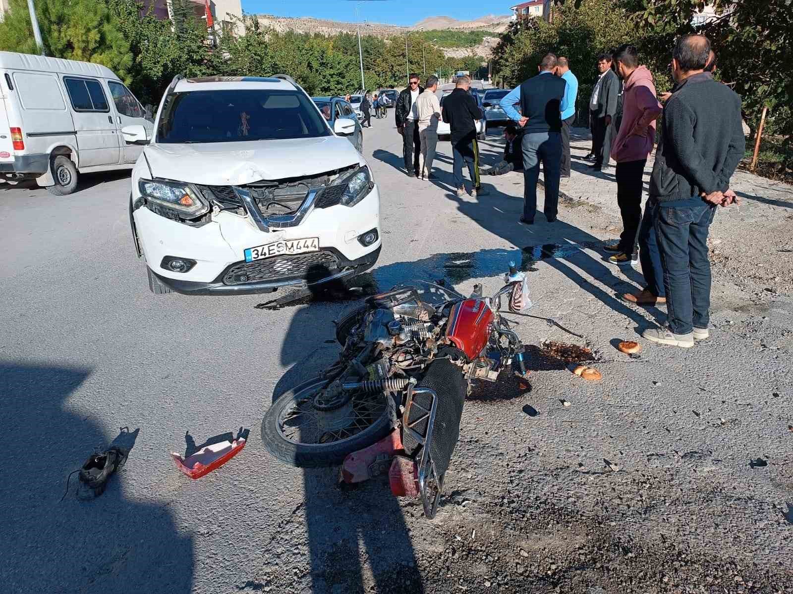 Otomobil ile çarpışan motosikletin sürücüsü ağır yaralandı
